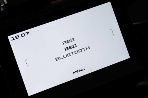 Benelli TRK 902 (2026) – TFT-Display mit Menuepunkten ABS, Spurwechselwarner BSD und Bluetooth-Verbindung