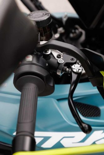 Benelli TRK 902 Xplorer (2026) – Detail des Bremsfluessigkeitsbehaelters und Bremshebels am Lenker