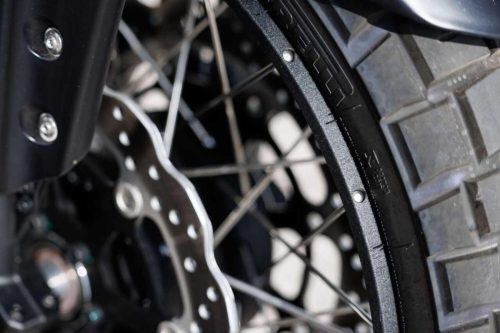 Benelli TRK 902 Xplorer (2026) – Detailansicht Hinterrad mit Speichenfelge, Pirelli-Reifen und Bremsscheibe
