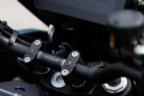 Benelli TRK 902 Xplorer (2026) – Detail der Lenker-Klemmung mit TRK-Schriftzug und TFT-Display im Hintergrund