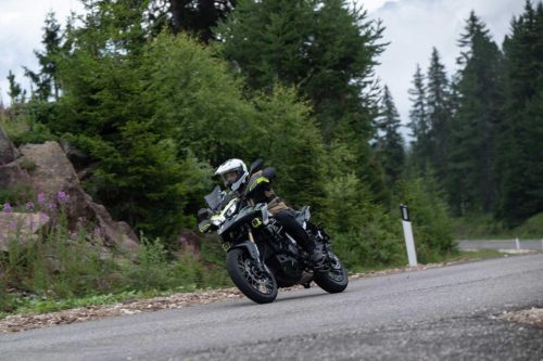 Benelli TRK 902 Xplorer (2026) – Fahraufnahme in Schraeglage auf kurviger Passstrasse in den Dolomiten