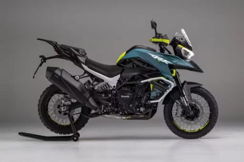 Benelli TRK 902 Xplorer (2026) – Offizielles Pressefoto, Seitenansicht in Petrolblau vor grauem Studiohintergrund