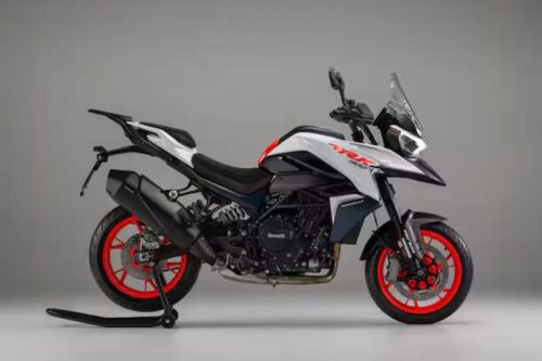 Benelli TRK 902 Stradale (2026) – Offizielles Pressefoto, Seitenansicht in Weiss/Rot vor grauem Studiohintergrund