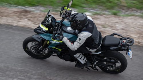 Benelli TRK 902 Xplorer (2026) – Fahraufnahme in Schraeglage von hinten; Kennzeichen am Heck teilweise lesbar
