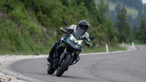 Benelli TRK 902 Xplorer (2026) – Fahraufnahme frontal in Schraeglage auf Passstrasse in den Dolomiten