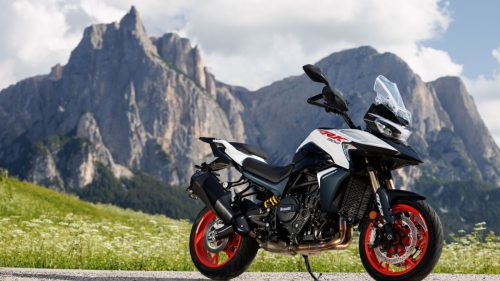 Benelli TRK 902 Stradale (2026) – Seitenansicht in Weiss/Rot vor schroffem Dolomiten-Gipfel (Alpe di Siusi)