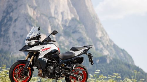 Benelli TRK 902 Stradale (2026) – Frontansicht in Weiss/Rot mit TRK-902-Schriftzug vor Dolomiten-Felswand