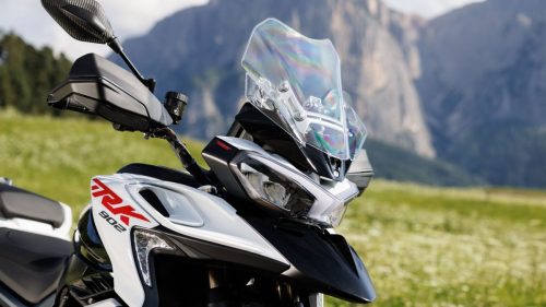 Benelli TRK 902 Stradale (2026) – Detailansicht Frontpartie mit Scheinwerfer und Windschild vor Blumenwiese