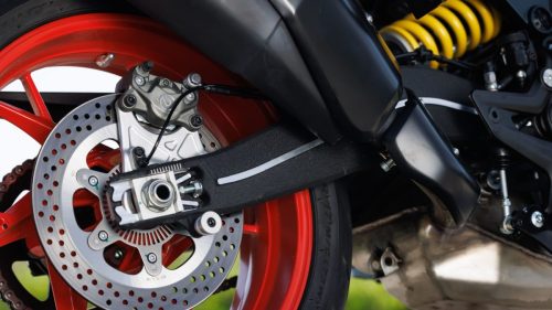 Benelli TRK 902 Stradale (2026) – Detailansicht Hinterradbremse mit Brembo-Sattel, Bremsscheibe und Aluminium-Schwinge