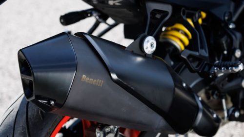Benelli TRK 902 (2026) – Detailansicht des schwarzen Endschalldaempfers mit Benelli-Schriftzug