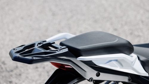 Benelli TRK 902 Stradale (2026) – Detailansicht Sozius-Sitzbank, Gepaecktraeger und Heckverkleidung in Weiss/Schwarz