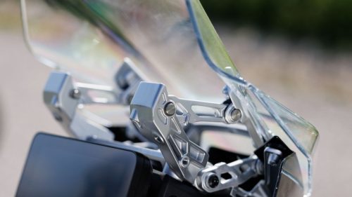 Benelli TRK 902 (2026) – Detailansicht der Windschild-Halterung mit verstellbarem Aluminium-Mechanismus