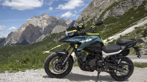 Benelli TRK 902 Xplorer (2026) – Auf einem Schotterweg abgestellt vor markanten Dolomiten-Gipfeln
