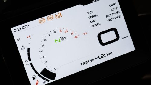 Benelli TRK 902 (2026) – TFT-Display mit aktivierten Assistenzsystemen ABS, Quickshifter QS und Spurwechselwarner BSD sowie Tageskilometerzaehler