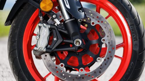 Benelli TRK 902 (2026) – Detailansicht Vorderradbremse mit Brembo-Bremssattel, Marzocchi-Gabel und Pirelli-Reifen