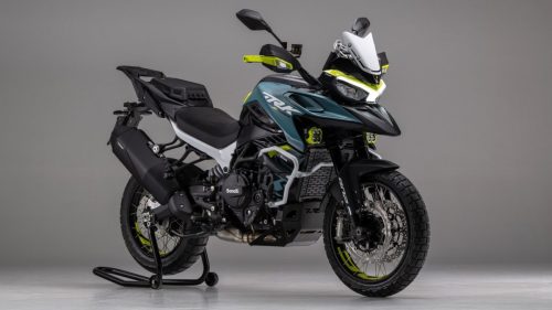 Benelli TRK 902 Xplorer (2026) – Offizielles Pressefoto, Frontansicht mit Kreuzspeichenraedern und grobstolliger Bereifung vor grauem Studiohintergrund