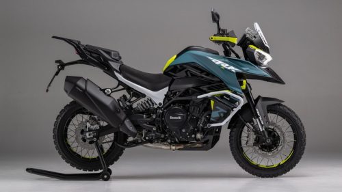 Benelli TRK 902 Xplorer (2026) – Offizielles Pressefoto, Seitenansicht in Petrolblau/Neongelb vor grauem Studiohintergrund
