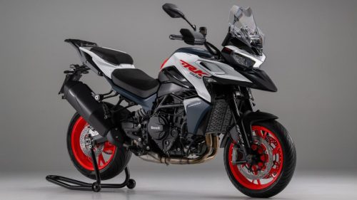 Benelli TRK 902 Stradale (2026) – Offizielles Pressefoto, Frontansicht in Weiss/Rot vor grauem Studiohintergrund
