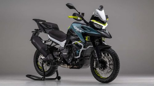 Benelli TRK 902 Xplorer (2026) – Messefoto von der EICMA 2025, Seitenansicht in Petrolblau/Neongelb mit Kreuzspeichenraedern