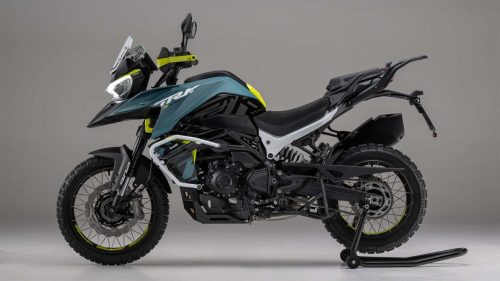 Benelli TRK 902 Xplorer (2026) – Messefoto von der EICMA 2025, Seitenansicht mit Aluminium-Kofferhalterung