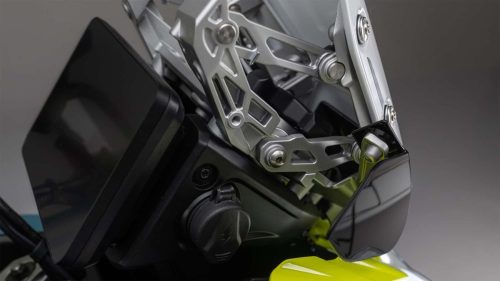 Benelli TRK 902 Xplorer (2026) – Messefoto von der EICMA 2025, Detailansicht Windschild-Halterung und Spiegel