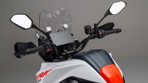 Benelli TRK 902 Stradale (2026) – Messefoto von der EICMA 2025, Detailansicht Cockpit mit Lenker und Tank
