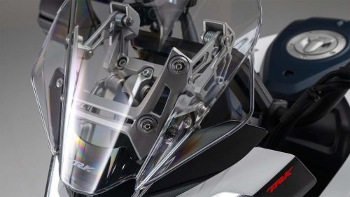 Benelli TRK 902 Stradale (2026) – Messefoto von der EICMA 2025, Detailansicht Windschild-Halterung