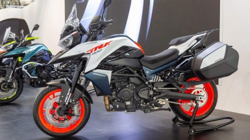Benelli TRK 902 Stradale (2026) – Messefoto von der EICMA 2025, im Hintergrund die Xplorer-Variante am Messestand