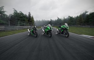 BMW Edition 100 Jahre Nürburgring 2027 – M 1000 R, M 1000 RR und M 1000 XR nebeneinander auf der Rennstrecke