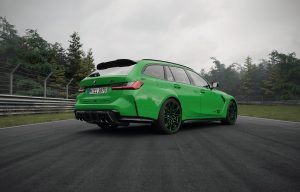 BMW M3 Touring Edition 100 Jahre Nürburgring 2027 – Heckansicht in Nürburgring Grün mit grünen Schmiedefelgen