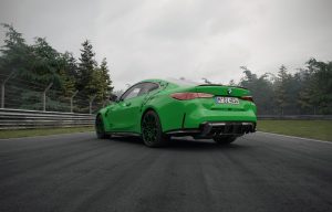 BMW M4 Coupé Edition 100 Jahre Nürburgring 2027 – Heckansicht mit Nordschleifen-Grafik auf dem Seitenteil