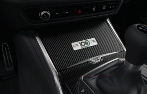 BMW Edition 100 Jahre Nürburgring 2027 – Innenraumdetail mit Jubiläumsplakette 100 Jahre Nürburgring auf der Mittelkonsole