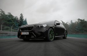 BMW M5 Touring Edition 100 Jahre Nürburgring 2027 – Frontansicht in Schwarz mit grünen Felgen und Schriftzug 100 nürburgring