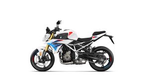 BMW F 450 R 2027 – M Sport in Snaefell Weiß / M Motorsport, Seitenansicht von links, Studioaufnahme auf weißem Hintergrund