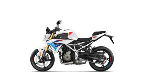BMW F 450 R 2027 – M Sport in Snaefell Weiß / M Motorsport, Seitenansicht von links mit weißem Rahmen, Studioaufnahme auf weißem Hintergrund
