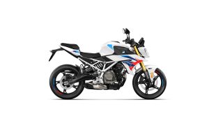 BMW F 450 R 2027 – M Sport in Snaefell Weiß / M Motorsport, Seitenansicht von rechts mit weißem Rahmen, Studioaufnahme auf weißem Hintergrund