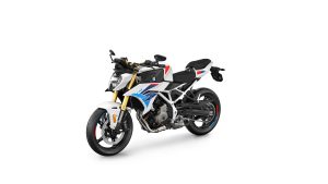 BMW F 450 R 2027 – M Sport in Snaefell Weiß / M Motorsport, Studioaufnahme schräg von vorn links auf weißem Hintergrund