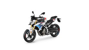 BMW F 450 R 2027 – M Sport in Snaefell Weiß / M Motorsport, Studioaufnahme schräg von vorn links mit goldener Gabel auf weißem Hintergrund