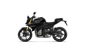 BMW F 450 R 2027 – in Cosmic Black, Seitenansicht von links, Studioaufnahme auf weißem Hintergrund