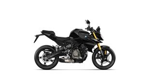 BMW F 450 R 2027 – in Cosmic Black, Seitenansicht von rechts, Studioaufnahme auf weißem Hintergrund