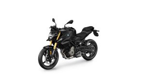 BMW F 450 R 2027 – Exclusive in Cosmic Black, Studioaufnahme schräg von vorn links auf weißem Hintergrund
