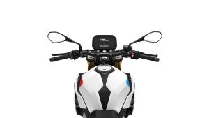 BMW F 450 R 2027 – M Sport in Snaefell Weiß / M Motorsport, Fahrerperspektive auf Tank und Cockpit mit Rückspiegeln, Studioaufnahme
