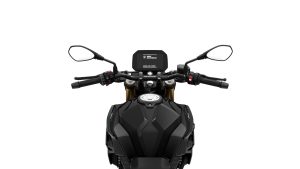 BMW F 450 R 2027 – in Cosmic Black, Fahrerperspektive auf Tank und Cockpit mit Rückspiegeln, Studioaufnahme