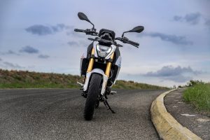 BMW F 450 R 2027 – M Sport in Snaefell Weiß / M Motorsport, Frontansicht im Stand mit LED-Scheinwerfer, breitem Lenker und goldener Gabel