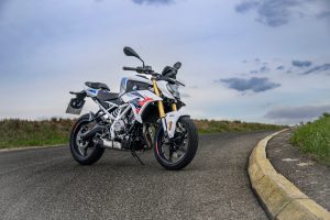 BMW F 450 R 2027 – M Sport in Snaefell Weiß / M Motorsport, Standaufnahme schräg von vorn rechts auf einer Teststrecke