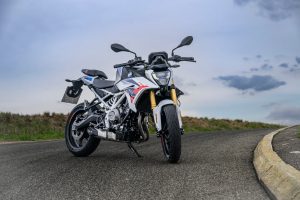 BMW F 450 R 2027 – M Sport in Snaefell Weiß / M Motorsport, Standaufnahme schräg von vorn rechts mit eingeschlagenem Lenker