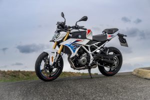 BMW F 450 R 2027 – M Sport in Snaefell Weiß / M Motorsport, Standaufnahme von links aus niedriger Perspektive