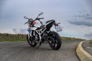 BMW F 450 R 2027 – M Sport in Snaefell Weiß / M Motorsport, Standaufnahme schräg von hinten links mit Heck und Kennzeichenhalter