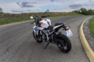 BMW F 450 R 2027 – M Sport in Snaefell Weiß / M Motorsport, Heckansicht schräg von hinten links mit zweiteiliger Sitzbank