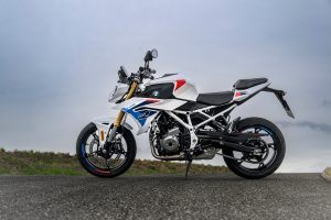 BMW F 450 R 2027 – M Sport in Snaefell Weiß / M Motorsport, Seitenansicht von links mit weißem Rahmen und Felgenrandaufklebern in M-Farben